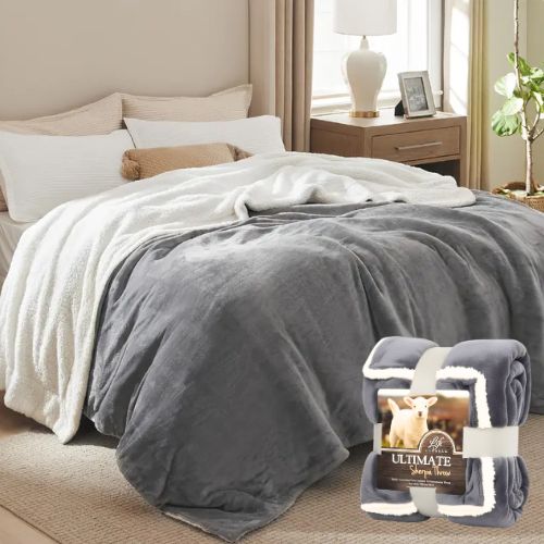 Deka od mikrovlakna s krznom u tamno sivoj boji – složena i u interijeru