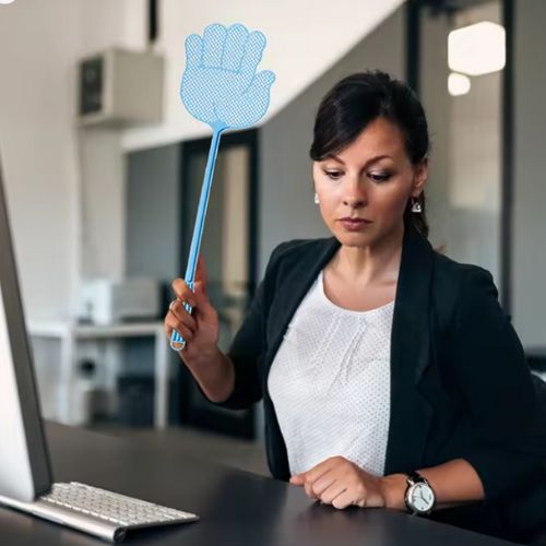 Žena u poslovnom okruženju koristi plavi muhomlat u obliku dlana ispred računala