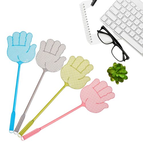 Ručni muhomlat u obliku dlana u više boja – plava, siva, žuta i crvena, postavljen uz tastaturu i bilježnicu na bijeloj podlozi