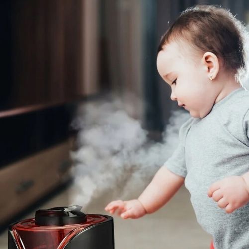 Dijete uz aroma difuzor s ovlaživačem zraka 3L u radu