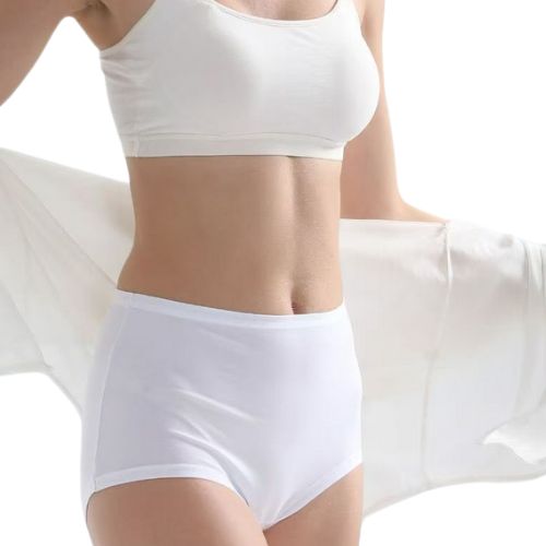 Ženska silueta u bijelom topu i slip maxi gaćicama Essenza