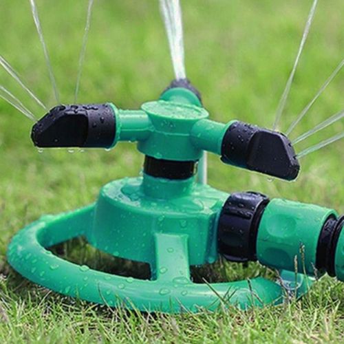 Automatska prskalica za travnjak, prikaz učinkovitog zalijevanja s tri mlaznice