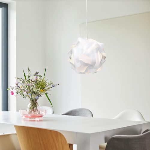 Puzzle lampa Lampada Romantica montirana iznad stola u modernoj blagovaonici