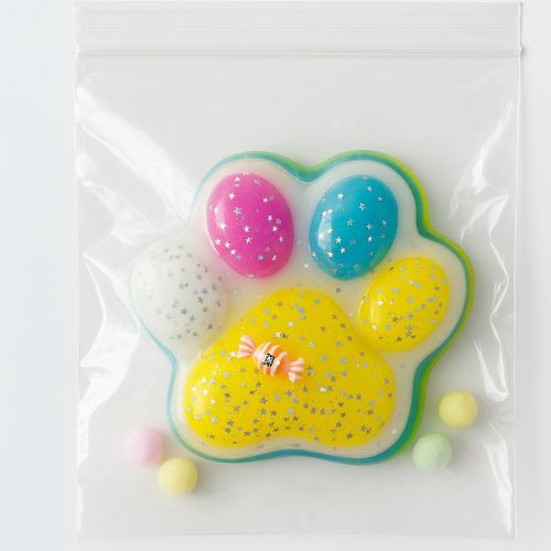 Mačja antistres šapa u prozirnom ZIP pakiranju s dekorativnim kuglicama