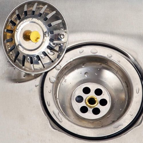 Metalni čep za sudoper umetnut u odvod s integriranim cjedilom i zlatnom pipcem