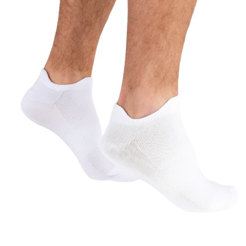 Muške noge u bijelim, niskim, brzosušećim čarapama, prikazane iz bočnog ugla