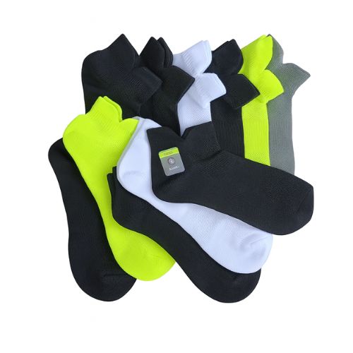 Set od 12 multifunkcionalnih brzosušećih čarapa u crnoj, bijeloj, sivoj i neon žutoj boji, prikazanih razbacanih