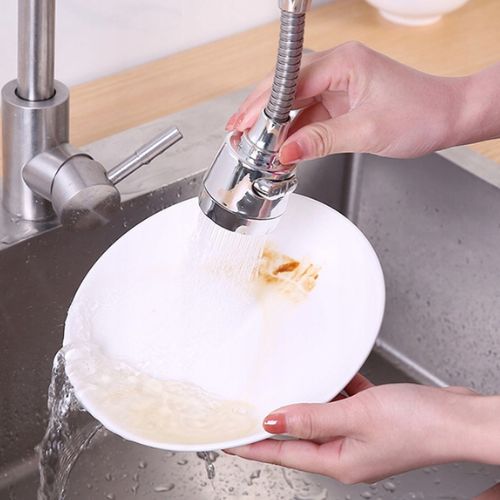 Perlator u upotrebi prilikom ispiranja prljavog tanjura u kuhinjskom sudoperu