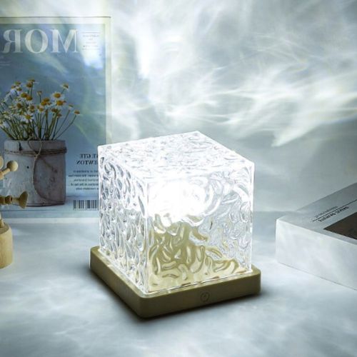 RGB ambijentalna lampa stvara uzorak valova na zidu i stropu