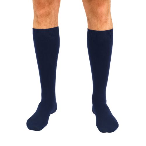 Muške termo dokoljenke od pamuka – tamnoplave, model na nogama