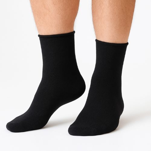 Crne muške termo čarape za dijabetičare bez ruba – nošene na nogama modela, idealne za osjetljiva stopala.