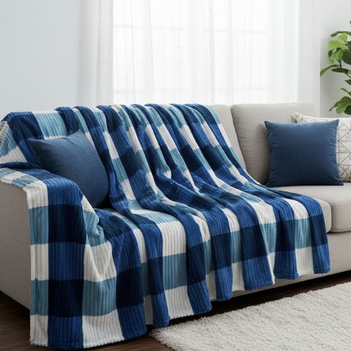 Plava karirana deka od mikropliša na kauču - veličine 150x200 i 200x220 cm