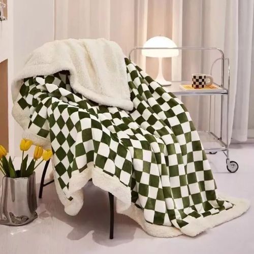 Zelena kockasta sherpa deka 3 kg na naslonjaču s bijelim krznenim obrubom
