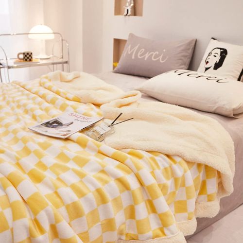 Žuta kockasta sherpa deka 3 kg na krevetu, dimenzija 200x230 cm