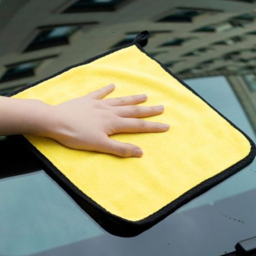 Brisanje automobila žutom mikrofibra krpom bez tragova i ogrebotina