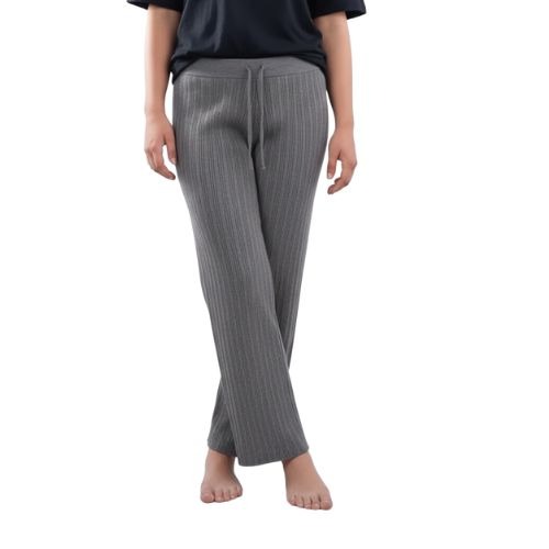 Ženske hlače od pletiva u sivoj boji na modelu