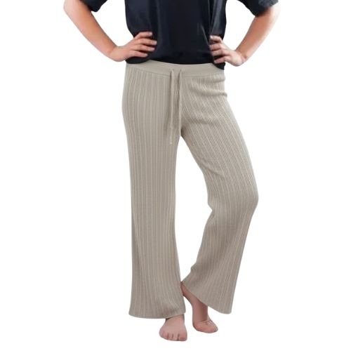 Ženske hlače od pletiva u bež boji na modelu