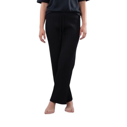 Ženske hlače od pletiva u crnoj boji na modelu