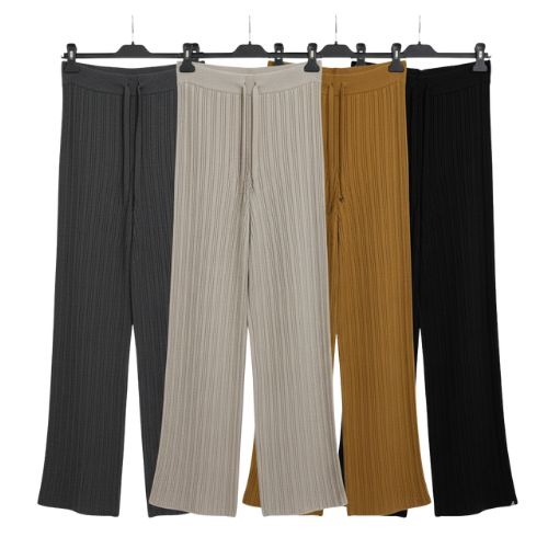 Ženske hlače od pletiva u četiri boje na vješalicama