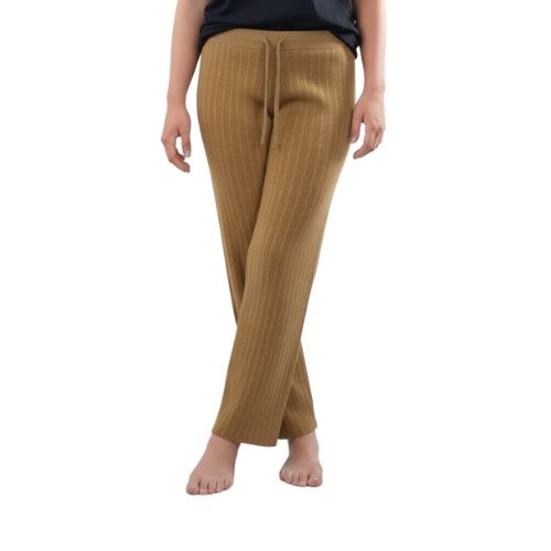 Ženske hlače od pletiva u zlatno-oker boji na modelu