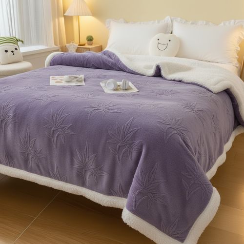 Luksuzna ljubičasta sherpa deka 200x230 na krevetu s krznenom podstavom