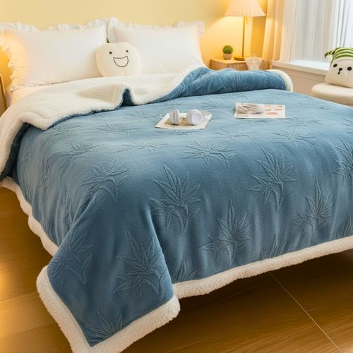 Luksuzna plava sherpa deka 200x230 s krznom, postavljena na krevet