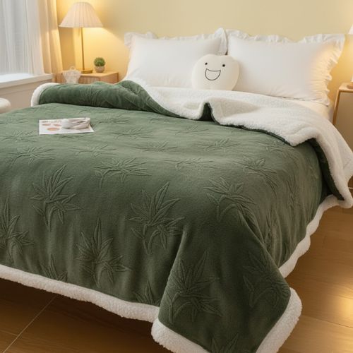 Zelena luksuzna sherpa deka 200x230 s krznom na krevetu u spavaćoj sobi