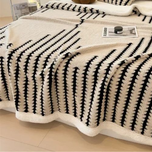 Bež dvoslojna Cocolino deka 200×230 cm s krznom i flanelom – mekana i topla dekorativna deka na krevetu”