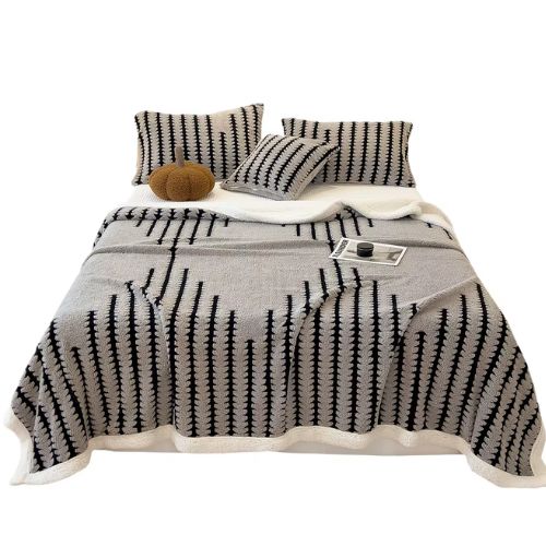 Siva dvoslojna Cocolino deka 200×230 cm na krevetu – krzno i flanel