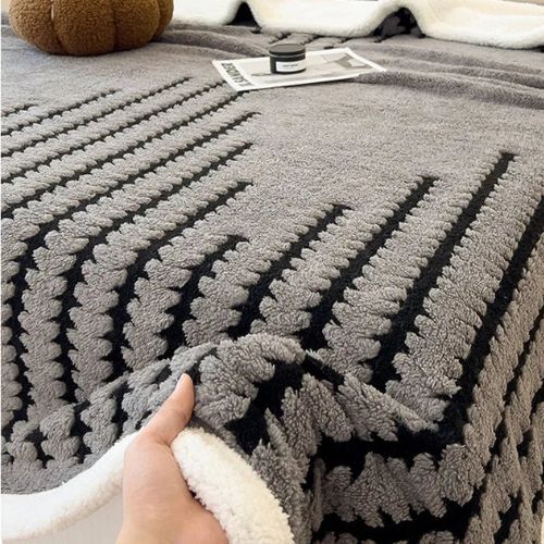 Siva dvoslojna Cocolino deka 200×230 cm – mekano krzno i flanel, topla i moderna deka na krevetu