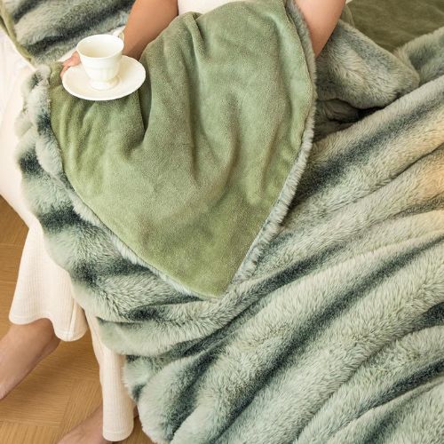 Maslinasta mekana deka od umjetne zečje dlake, dimenzija 200x230 cm – luksuzna, topla i savršena za zimu, opuštanje i dekoraciju.