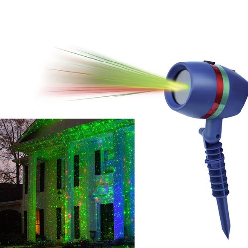 Božićni laserski projektor Zvijezda projicira crveno-zelene uzorke na fasadu kuće