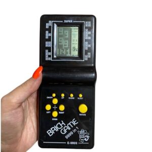 Tetris retro džepna konzola Brick Game 9999 in 1 u ruci korisnika