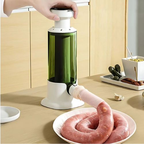 Ručna punilica za kobasice u upotrebi dok puni crijevo svježim mesom u modernoj kuhinji