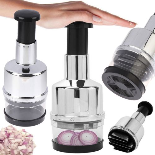 Ručna sjeckalica za češnjak s posudom u upotrebi pri sjeckanju luka