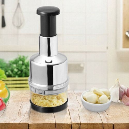 Ručna sjeckalica za češnjak s posudom postavljena na radnoj površini u kuhinji