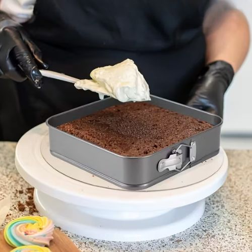 Kvadratni kalup za tortu tijekom pripreme torte