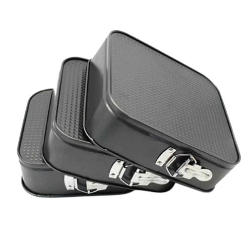 Set kvadratnih kalupa za torte naslagan