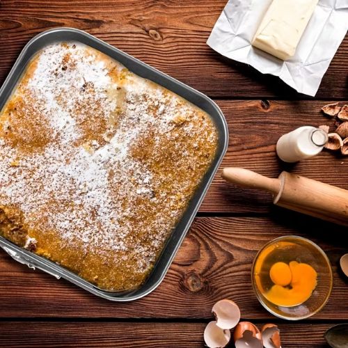 Kolač pečen u kvadratnom kalupu za torte