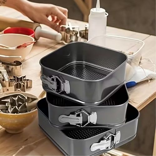 Set kvadratnih kalupa za torte na radnoj površini