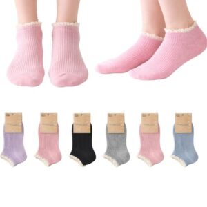 ženske rebraste sokne s čipkastim rubom na modelu