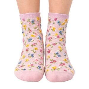 ženske sokne s cvjetnim vezom na nogama