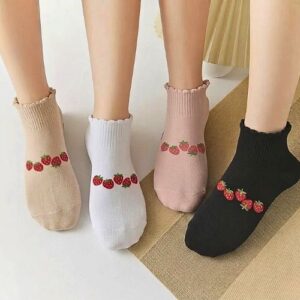 Ženske pamučne sokne s motivima i valovitim rubom - jagode na stopalu