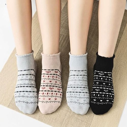 Ženske pamučne sokne s motivima i valovitim rubom - mašnice i prugasti uzorak na stopalu