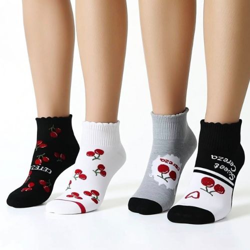 Ženske pamučne sokne s motivima i valovitim rubom - trešnje na stopalu