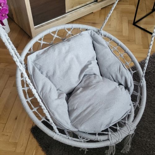 Siva viseća fotelja s jastukom u interijeru