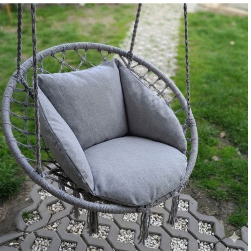 Siva viseća fotelja s jastukom u vrtu