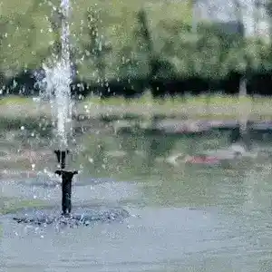 Solarna vrtna fontana u radu na vodenoj površini