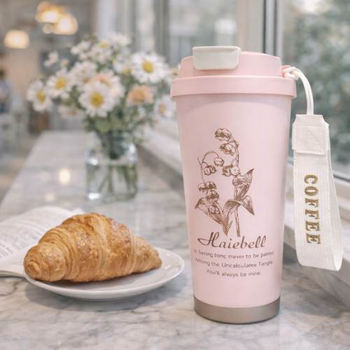 Pink termo čaša sa slamkom 530 ml uz kavu i doručak