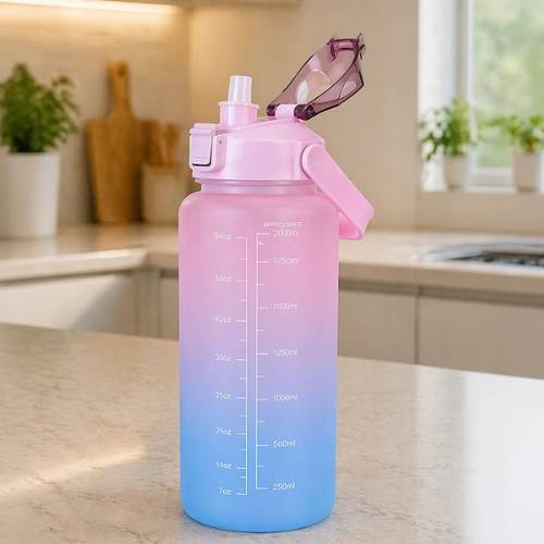 Velika boca za vodu 2 l Cotton Candy na kuhinjskoj površini